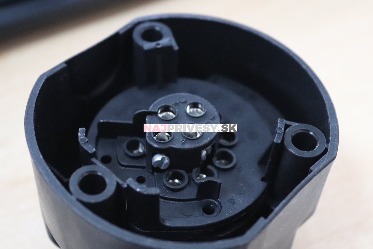 Zásuvka 13 pólů 12V plastová + podložka JAEGER