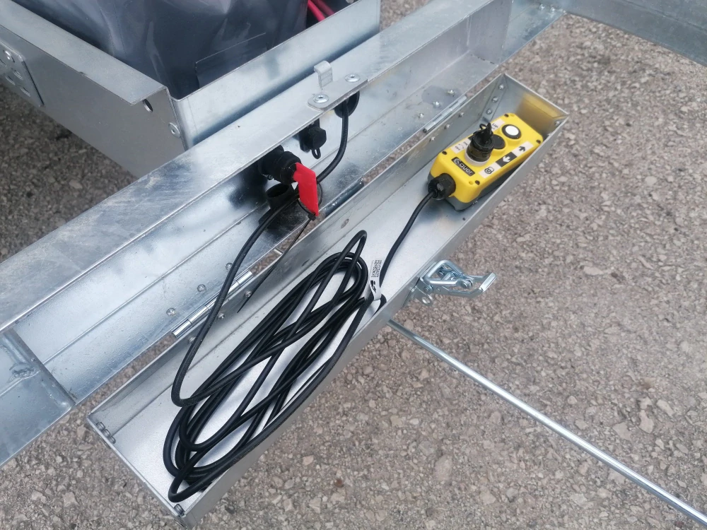 Hydraulický sklápač Brenderup BT4310TB 2700kg, ALU nájazdy a sieťovaná nadstavba